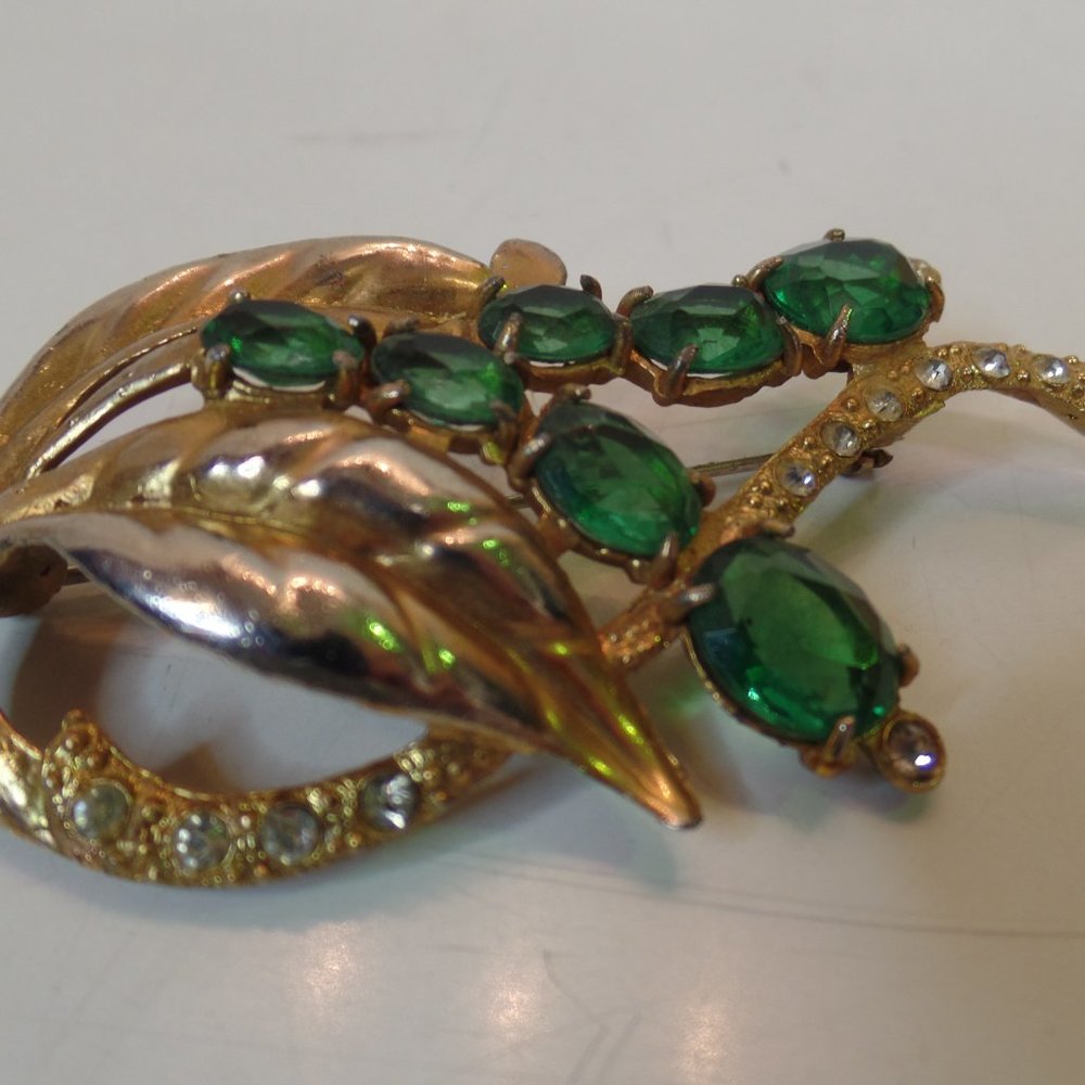 Vintage Goldtone & Green Stone Brooch, Unbranded apx 3" X 1.75"  Eyecatching! - Picture 3 of 10